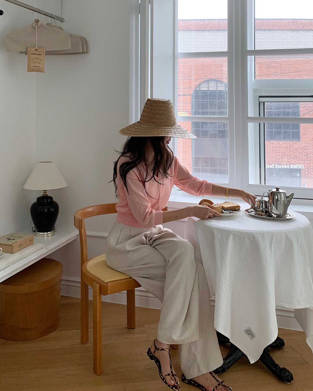 5 kiểu trang phục kết hợp một cách hoàn hảo với dép sandal- Ảnh 2.