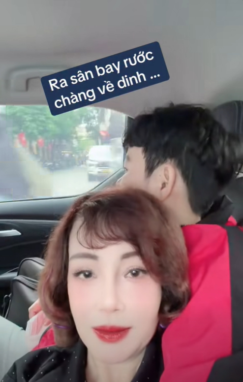 “Cô dâu 62 tuổi” Thu Sao công khai bạn trai mới sau ly hôn Hoa Cương: Ra sân bay đón “người thương”, danh tính gây tò mò- Ảnh 2.