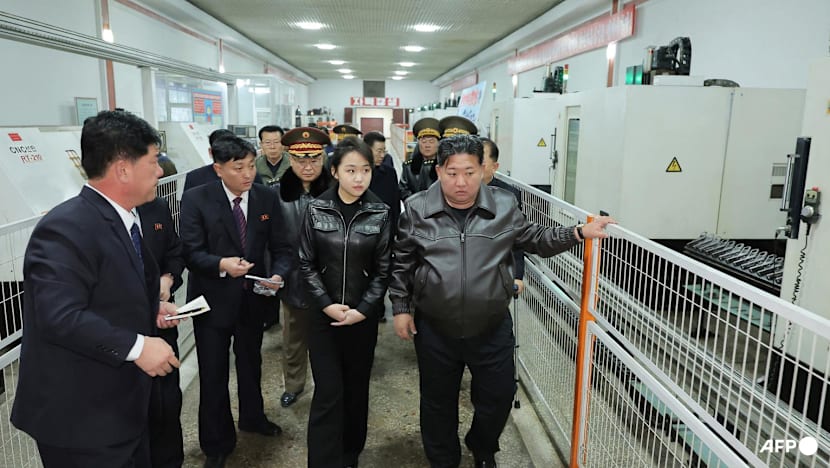 Loạt hình ảnh hiếm của con gái ông Kim Jong Un khi lần đầu bắn súng tại nhà máy vũ khí bí mật, một chi tiết khiến nhiều người chú ý- Ảnh 2.