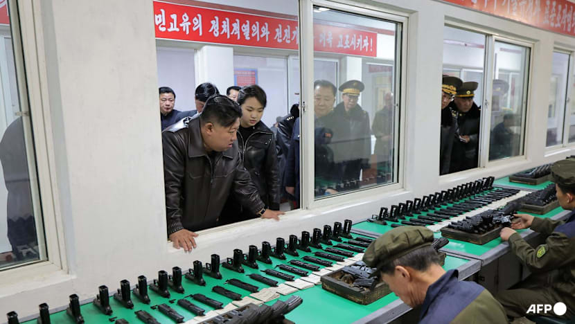 Loạt hình ảnh hiếm của con gái ông Kim Jong Un khi lần đầu bắn súng tại nhà máy vũ khí bí mật, một chi tiết khiến nhiều người chú ý- Ảnh 4.