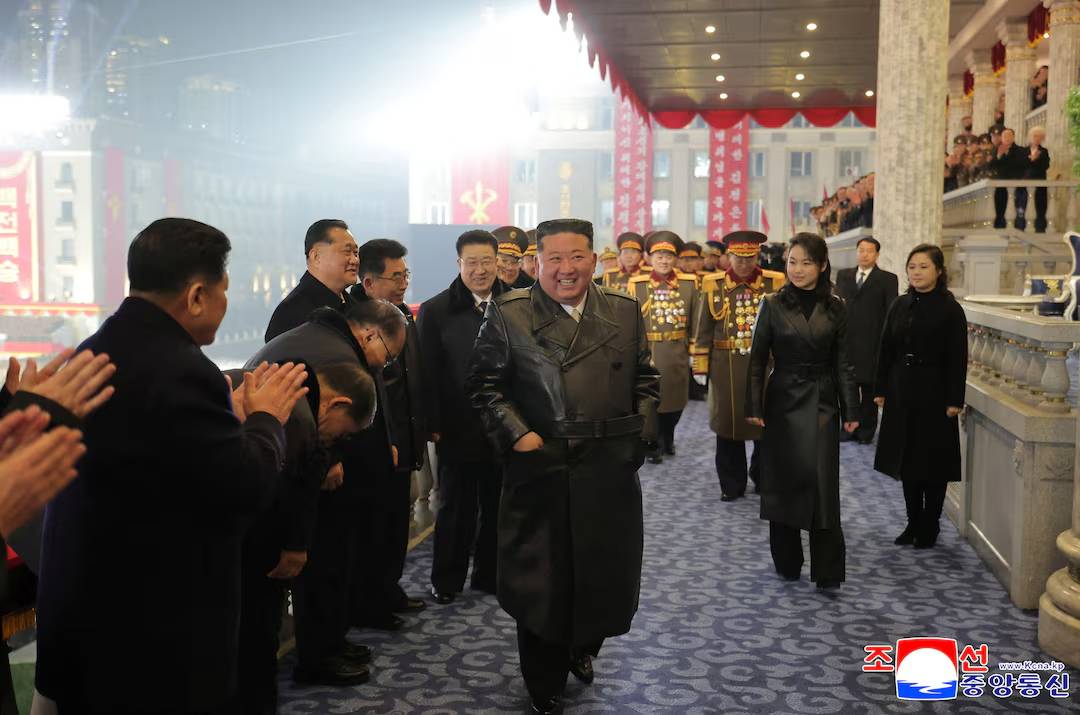 Loạt hình ảnh hiếm của con gái ông Kim Jong Un khi lần đầu bắn súng tại nhà máy vũ khí bí mật, một chi tiết khiến nhiều người chú ý- Ảnh 5.