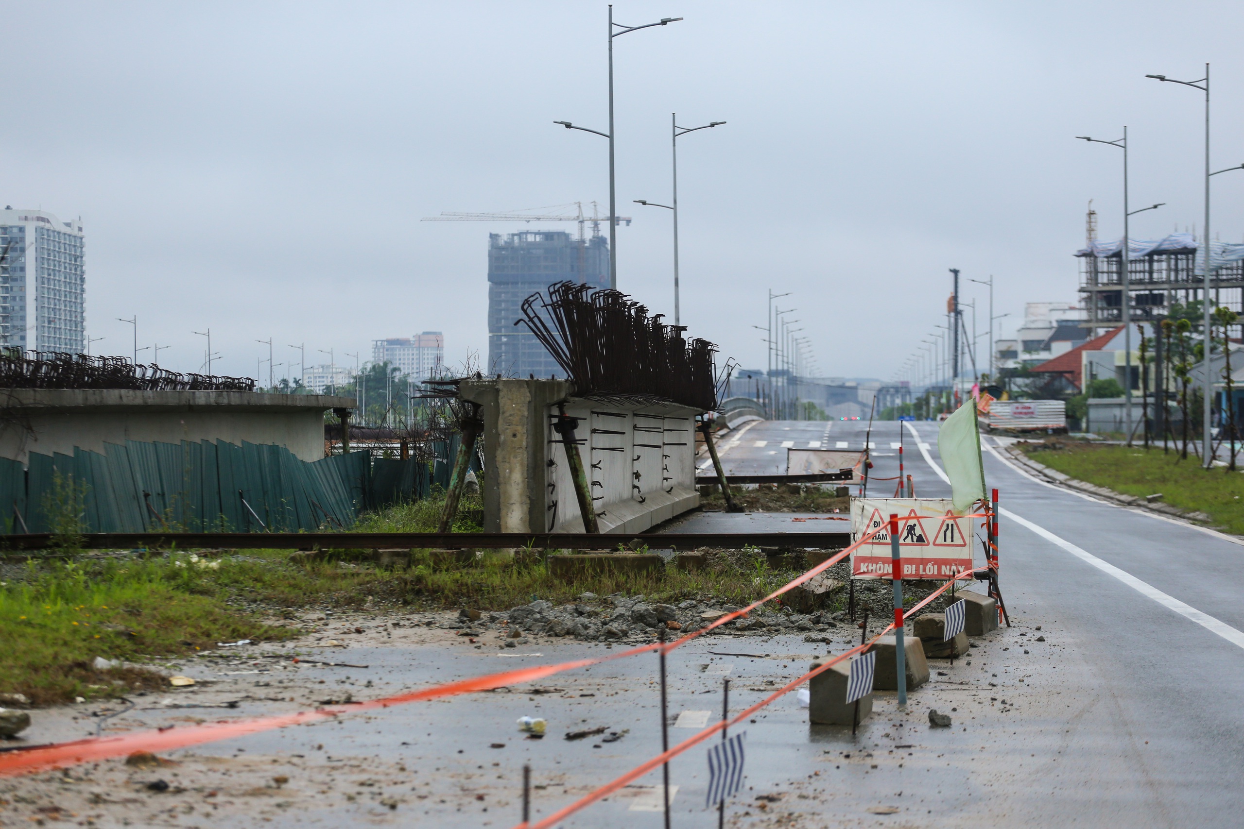 Cầu qua sông Như Ý ở Huế thông xe khi chưa có lan can, lề đi bộ- Ảnh 4.