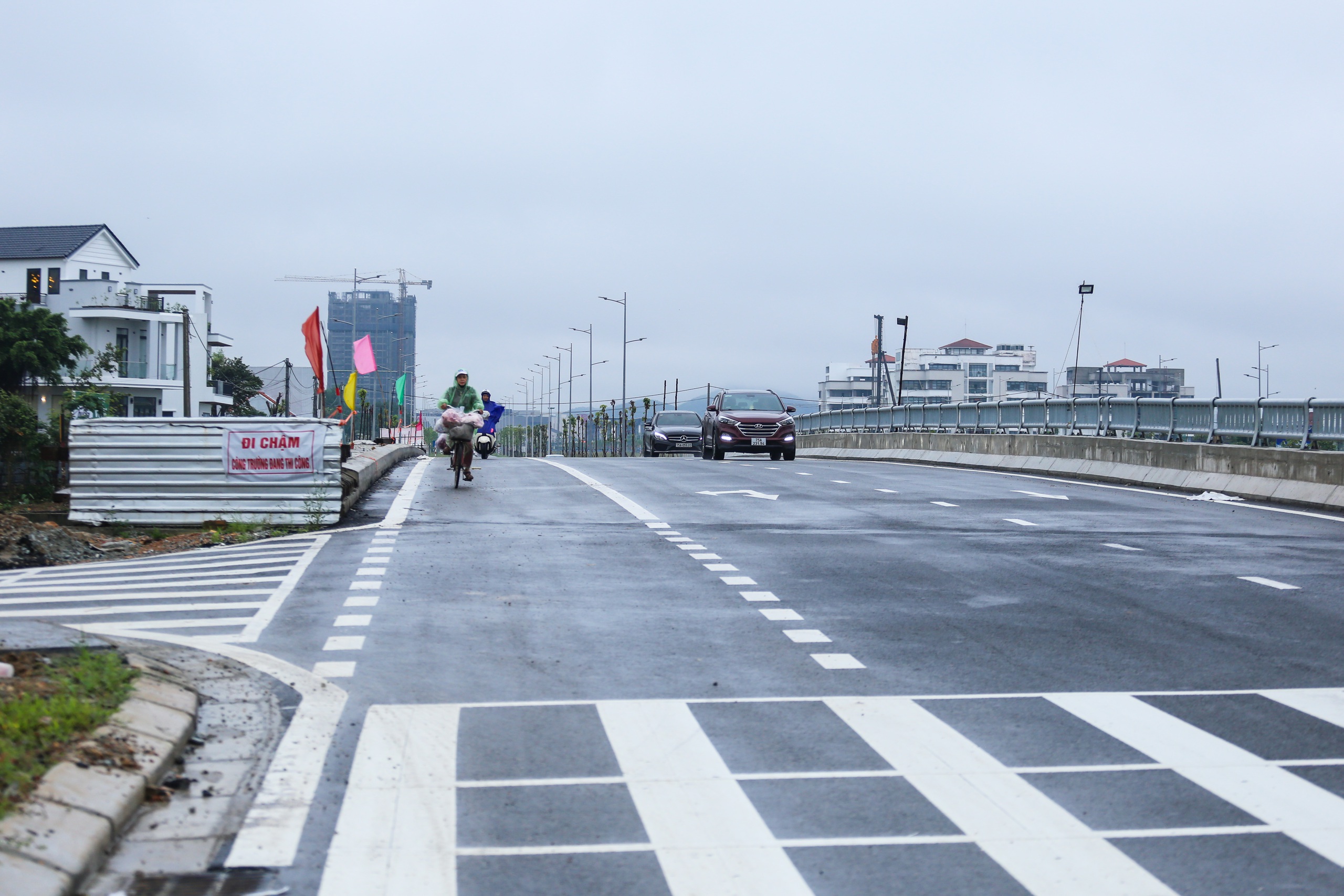 Cầu qua sông Như Ý ở Huế thông xe khi chưa có lan can, lề đi bộ- Ảnh 5.