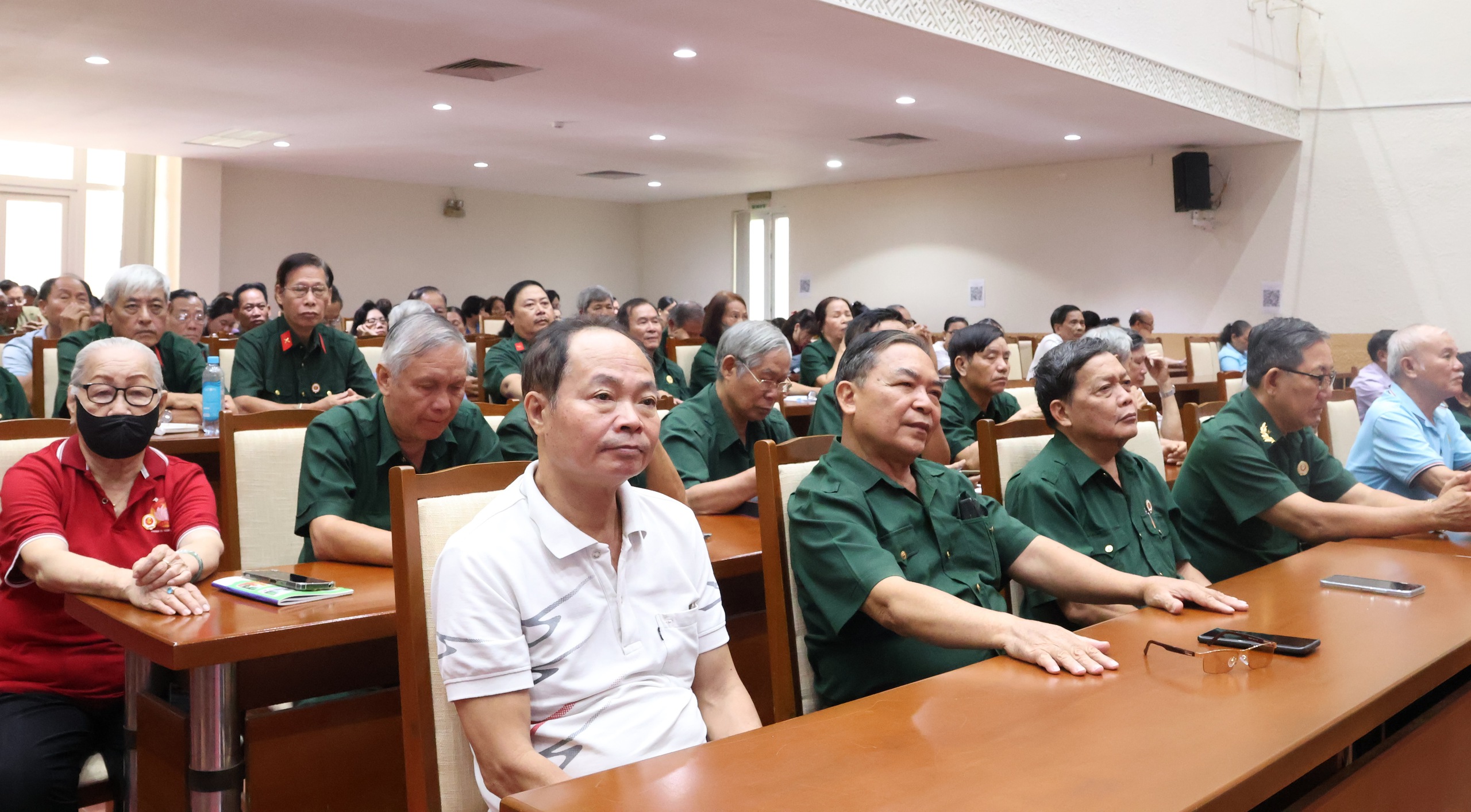 Ông Hoàng Vũ Thảnh lắng nghe cử tri TPHCM để phục vụ người dân tốt hơn năm 2026 - Ảnh 2.