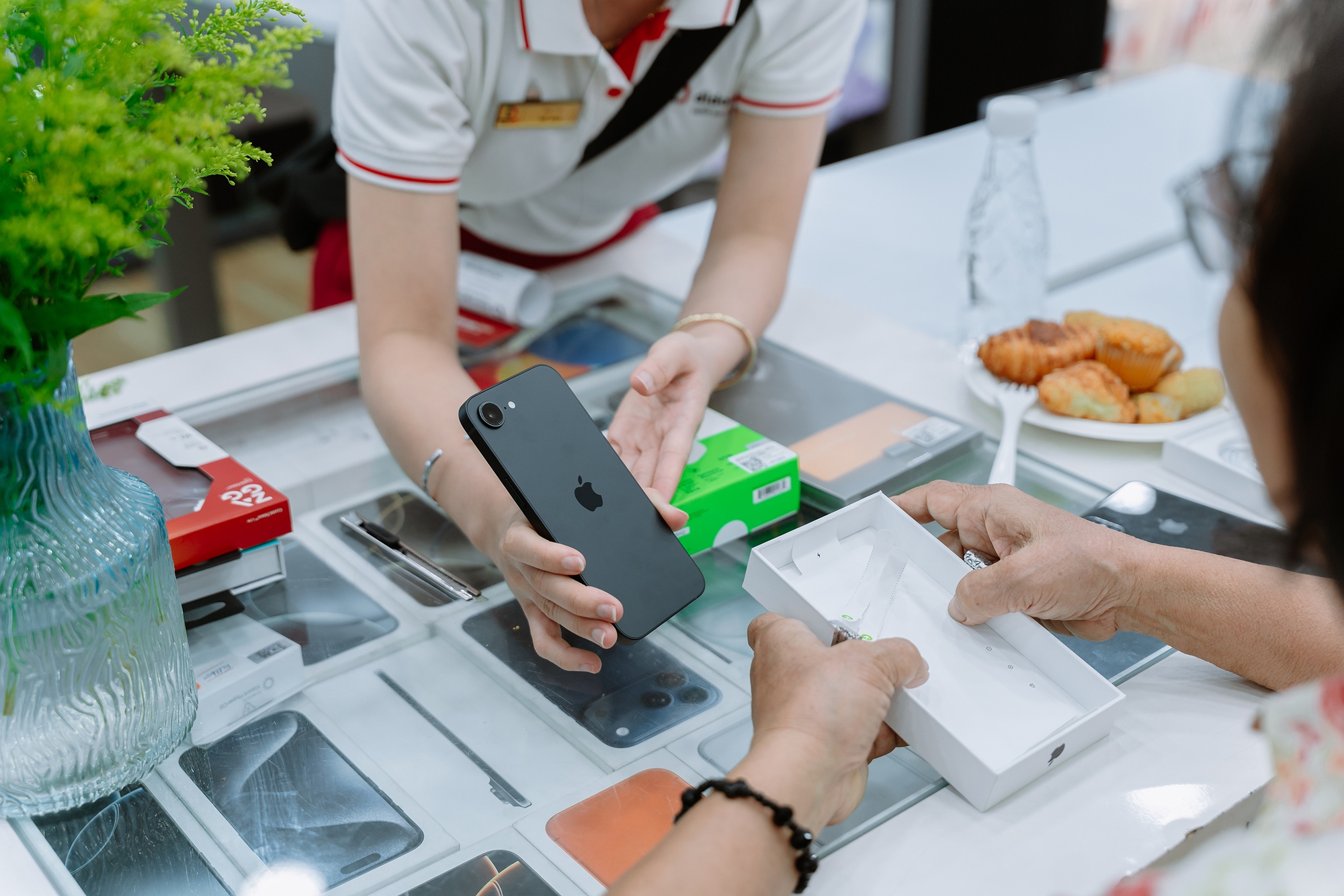 iPhone 17e mở bán tại Việt Nam, giá từ 17,9 triệu đồng- Ảnh 3.