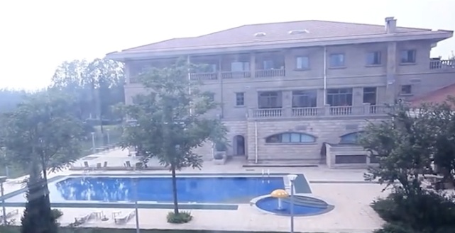 Cận cảnh biệt thự trị giá 190 tỷ đồng rộng 666m2 của MC giàu nhất showbiz- Ảnh 2.