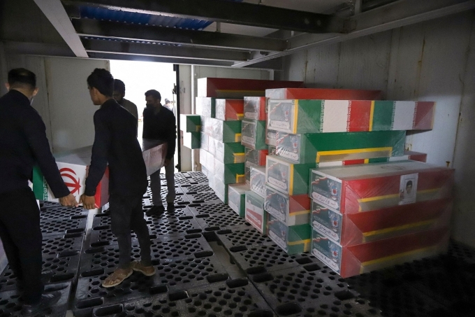 Người dân hôm 3/3 chuẩn bị quan tài trước lễ tang của các nạn nhân vụ tập kích trường tiểu học Iran. Ảnh: Reuters