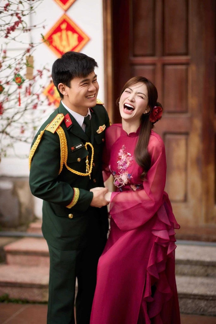 Hòa Minzy lên tiếng làm rõ bức ảnh bé gái treo trong nhà