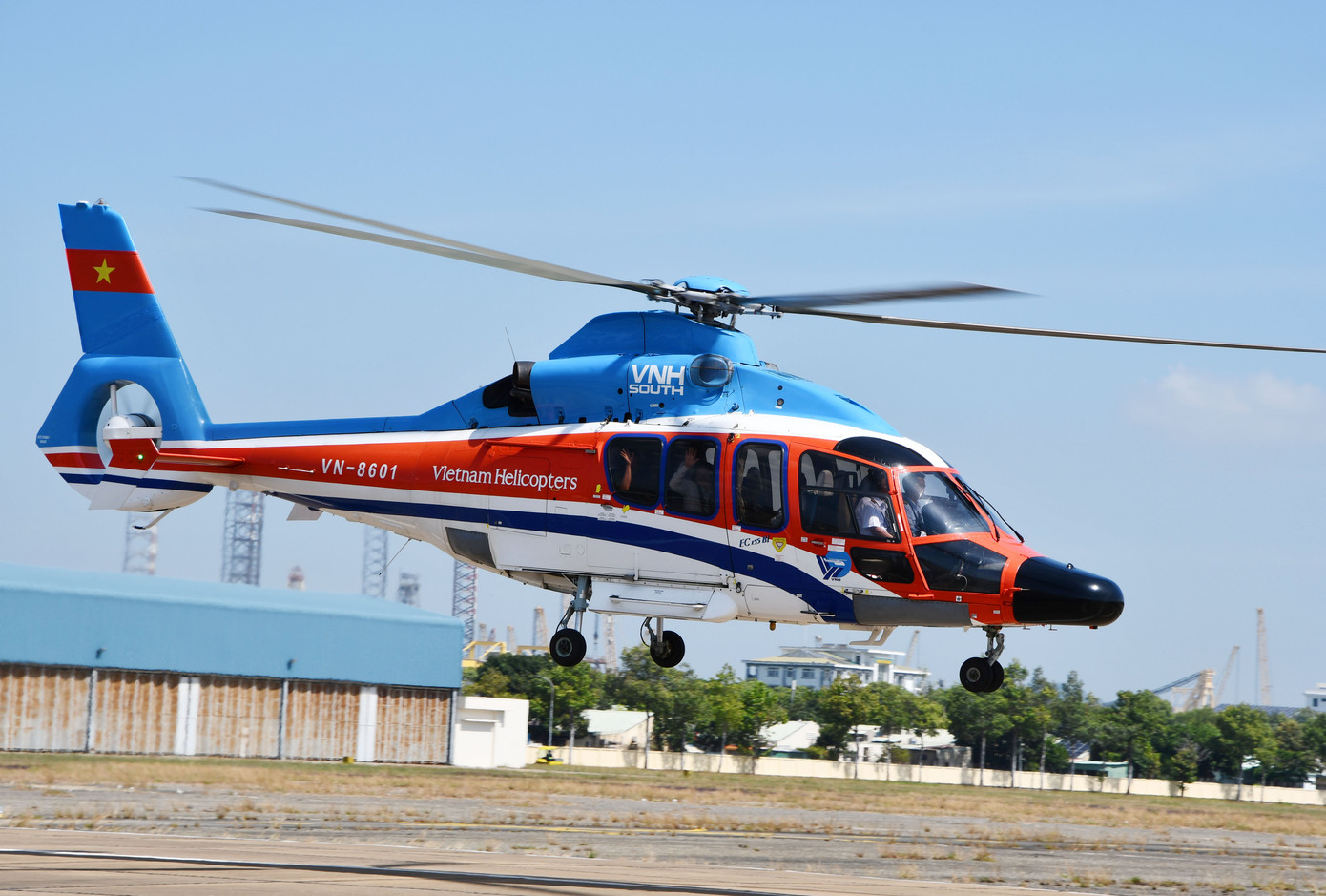 Gần 19 triệu đồng bay trực thăng ngắm TPHCM 1 tiếng- Ảnh 2.