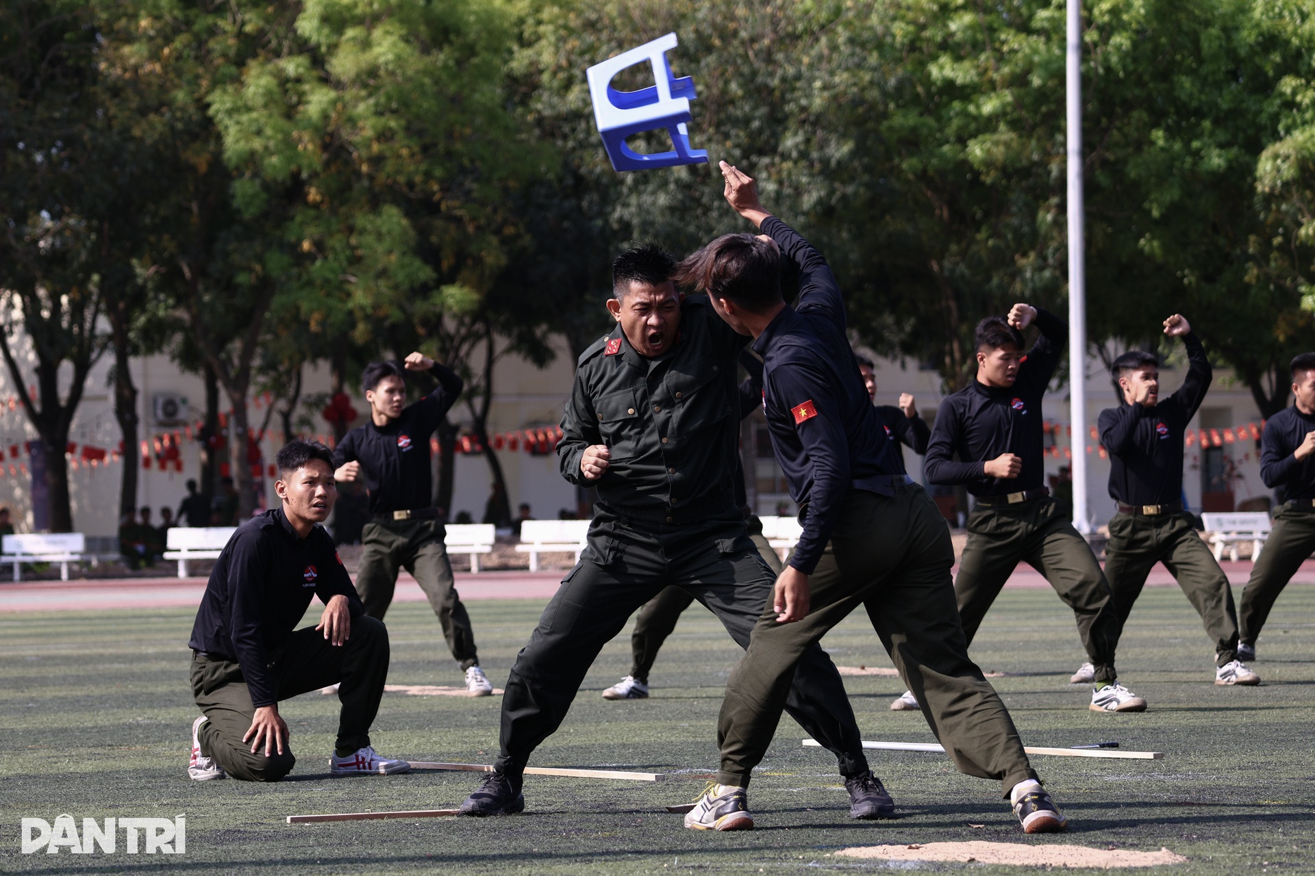 Mãn nhãn với màn diễn tập trấn áp bạo loạn của các học viên công an - 9