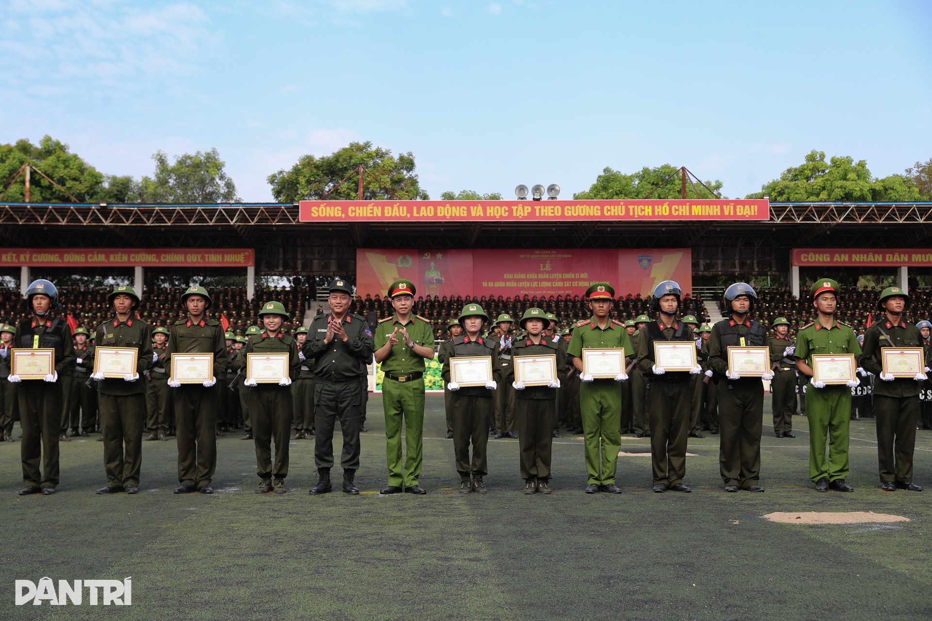 Mãn nhãn với màn diễn tập trấn áp bạo loạn của các học viên công an - 17