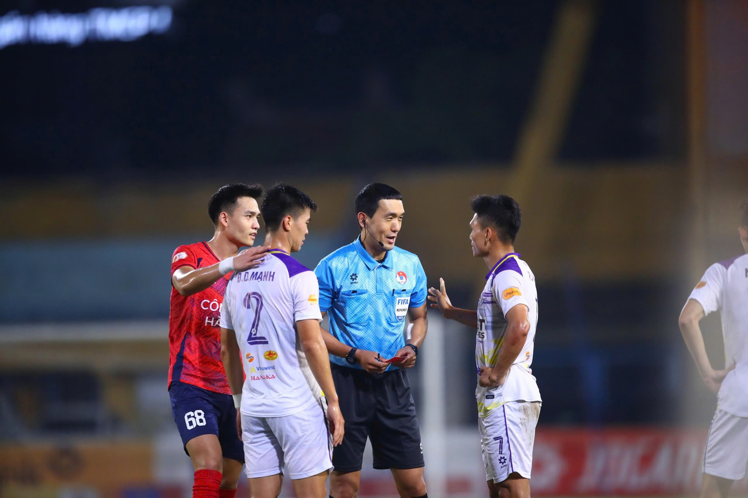 Hai trọng tài Hàn Quốc cực ‘xịn’ điều hành trận Ninh Bình đấu CLB CAHN: Đua vô địch quá 'nóng'- Ảnh 2.