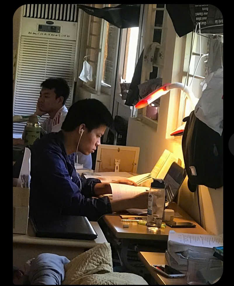 Bác sĩ nội trú khoe sấp bằng cấp gây “bão” mạng, tiết lộ khoản vay nợ 6 năm - 4