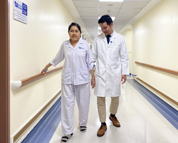 Bác sĩ Khoa hướng dẫn bệnh nhân tập đi lại và chuẩn bị xuất viện sau ca phẫu thuật thứ tư. Ảnh: Bệnh viện Đa khoa Tâm Anh