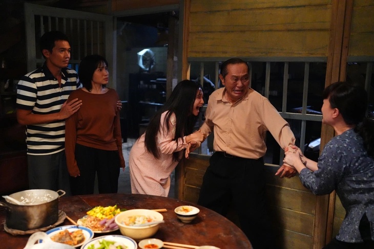 Phim Việt mới chiếu 1 ngày đã đánh bại cả Trấn Thành và Mỹ Tâm, chiếm top 1 phòng vé khiến ai cũng choáng- Ảnh 4.