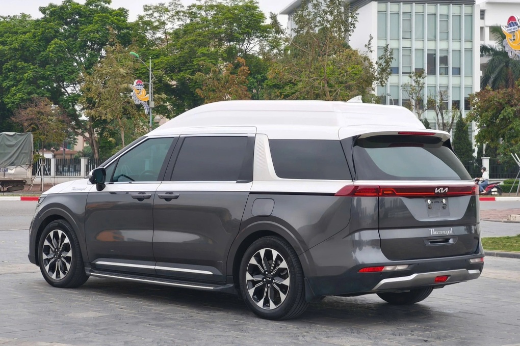 Kia Carnival Royal 4 năm tuổi được rao bán ngang giá xe sang - 2