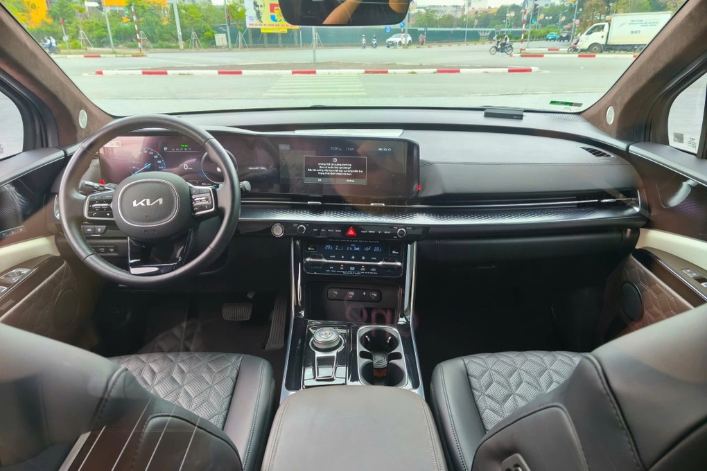 Kia Carnival Royal 4 năm tuổi được rao bán ngang giá xe sang - 4