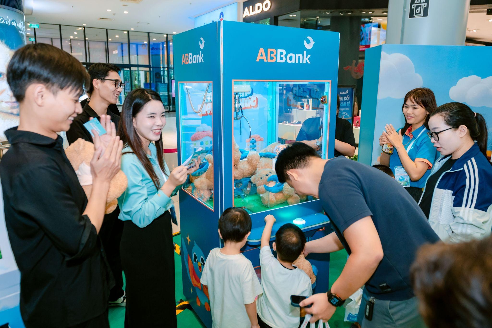 ABBank và câu chuyện ‘chọn hạnh phúc’ trong xu hướng toàn cầu - Ảnh 2.
