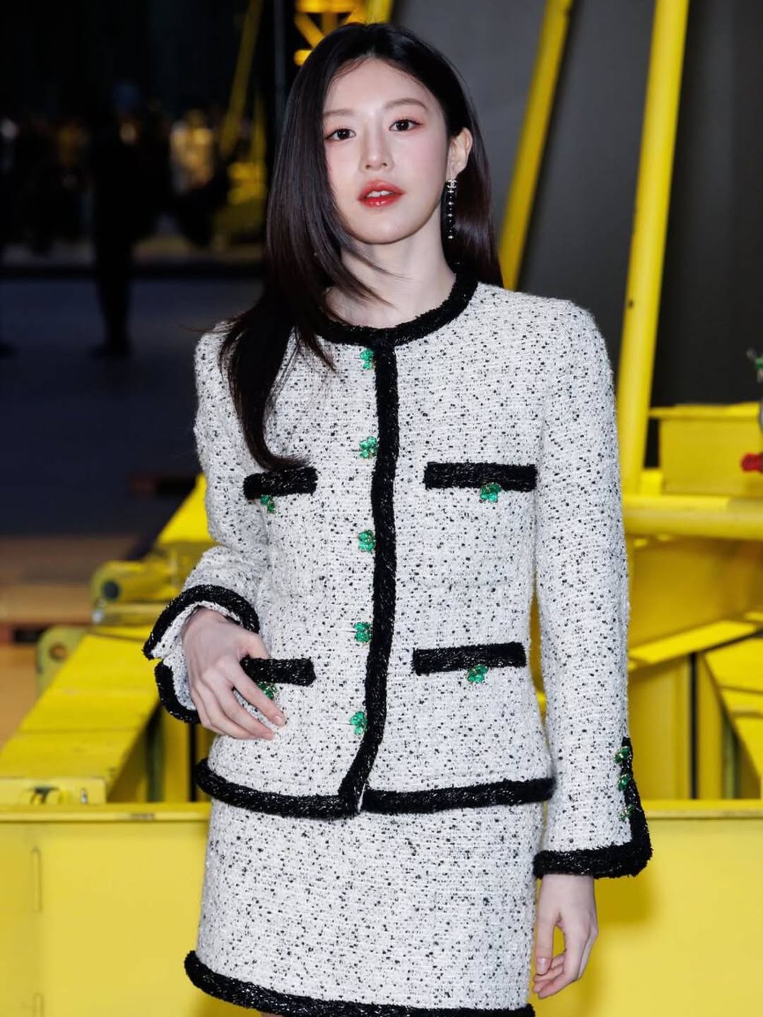 “Nữ thần dao kéo đẹp hơn Song Hye Kyo” gây bàn tán vì quấn chăn ở Paris Fashion Week- Ảnh 2.