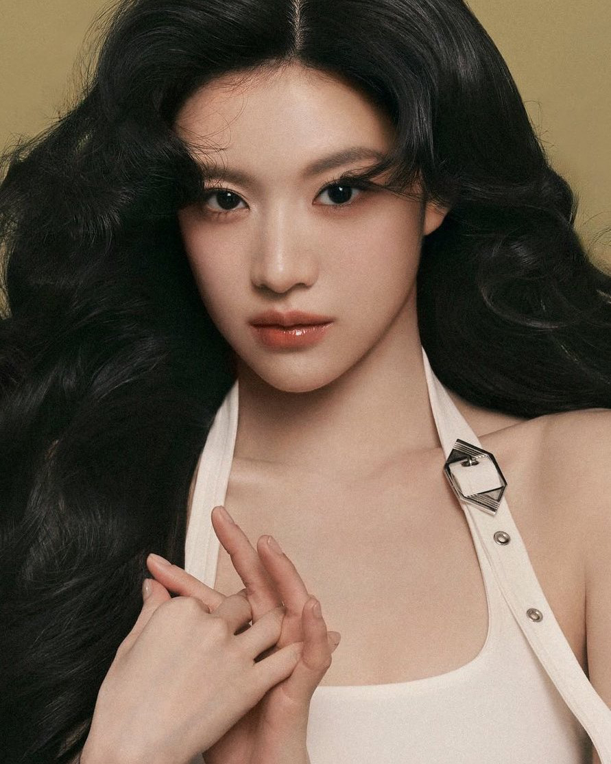 “Nữ thần dao kéo đẹp hơn Song Hye Kyo” gây bàn tán vì quấn chăn ở Paris Fashion Week- Ảnh 4.