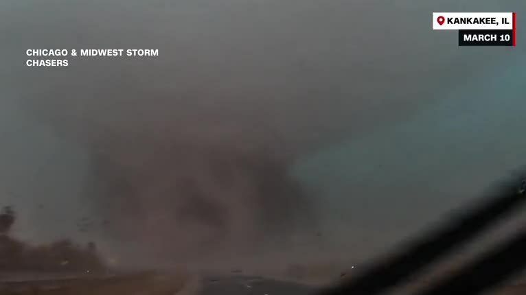 Mưa đá to bằng quả bóng chày trút bể kính ôtô ở Mỹ