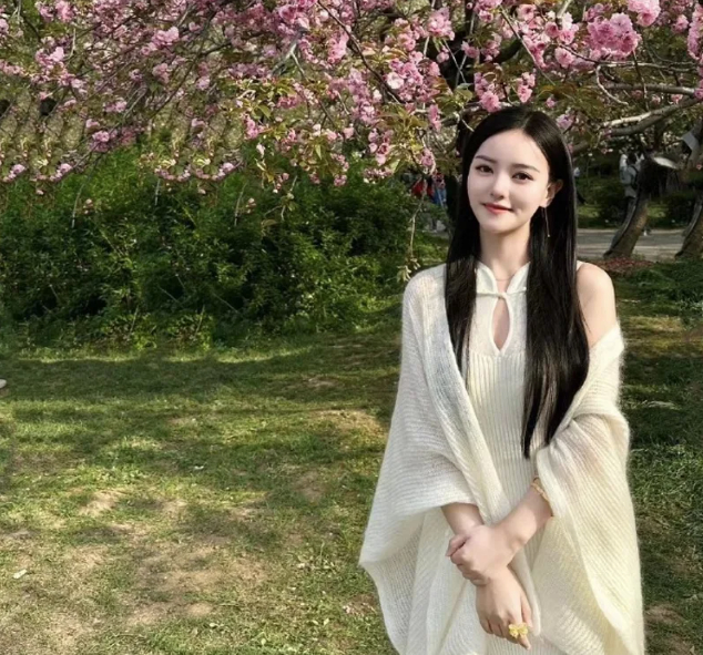 Vợ bắt quả tang chồng giữa trung tâm thương mại, cảnh giác cao với kiểu 