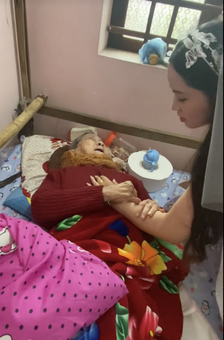 Nghẹn ngào khoảnh khắc bà nội 90 tuổi khóc khi nằm tiễn cháu gái về nhà chồng- Ảnh 2.
