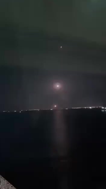 Khoảnh khắc Patriot khai hỏa loạt đạn đánh chặn tên lửa Iran