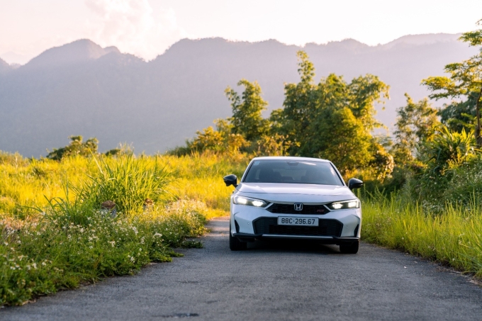 Honda Civic e:HEV RS sử dụng động cơ hybrid. Ảnh: HVN