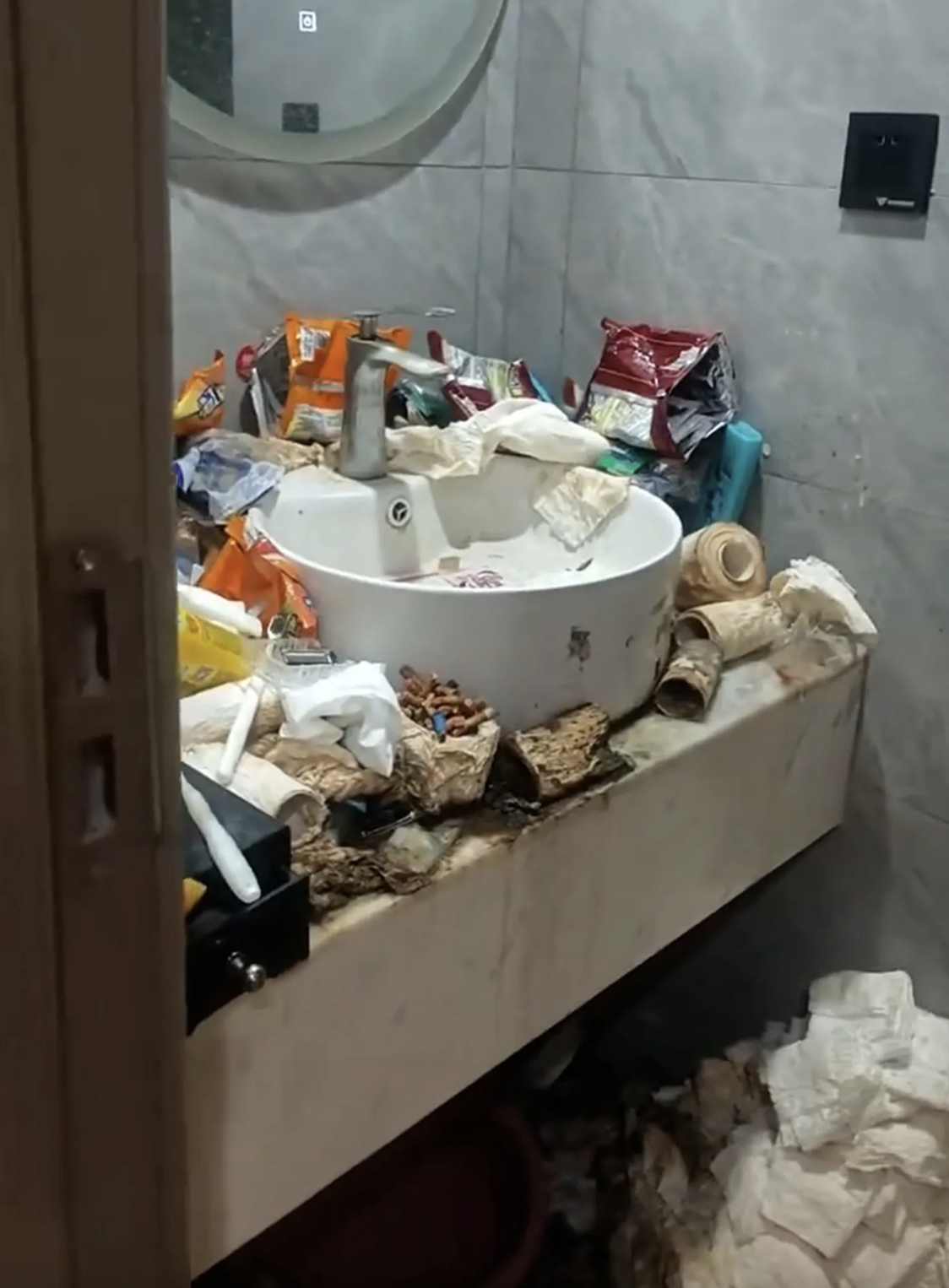 Game thủ thuê khách sạn ở lì suốt 2 năm, giấy vệ sinh đã dùng chất cao như núi trong phòng- Ảnh 3.