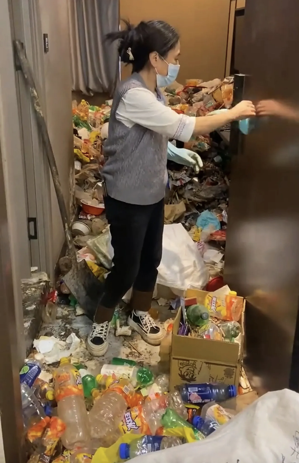 Game thủ thuê khách sạn ở lì suốt 2 năm, giấy vệ sinh đã dùng chất cao như núi trong phòng- Ảnh 4.