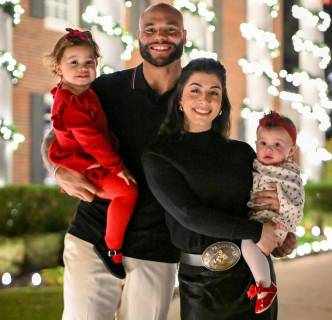 Dak Prescott, Sarah Jane Ramos và hai con gái. Ảnh: Instagram / sarahjane