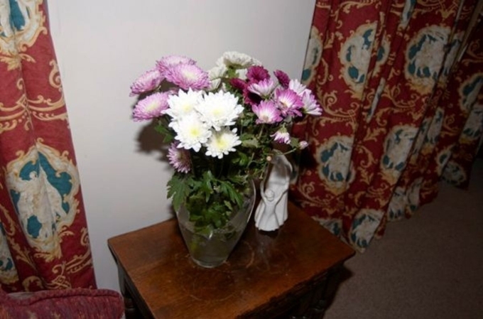 Bó hoa Katrina Walsh mang đến nhà Sadie Hartley một tuần trước án mạng. Ảnh: PA