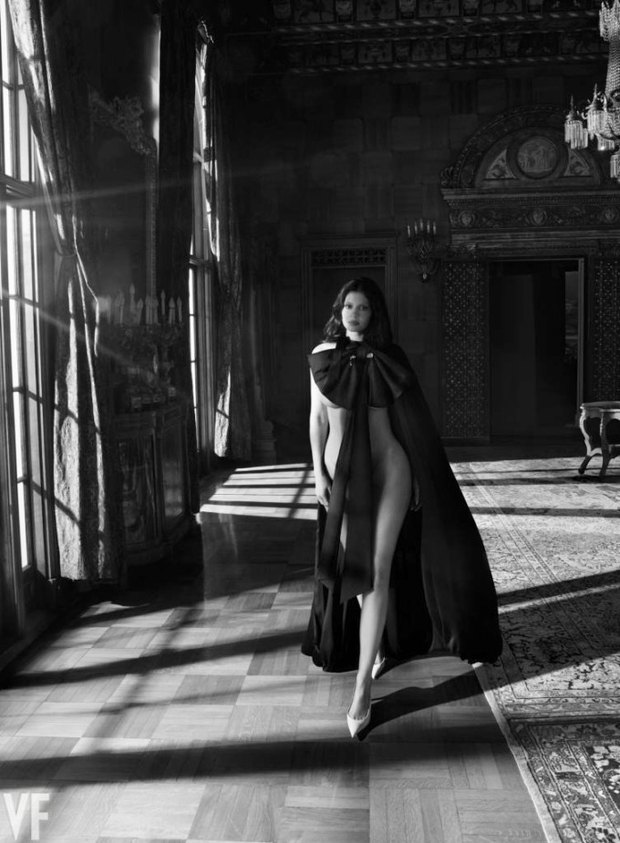 Kylie Jenner mặc áo choàng Chanel, chụp ảnh bán nude. Ảnh: Vanity Fair