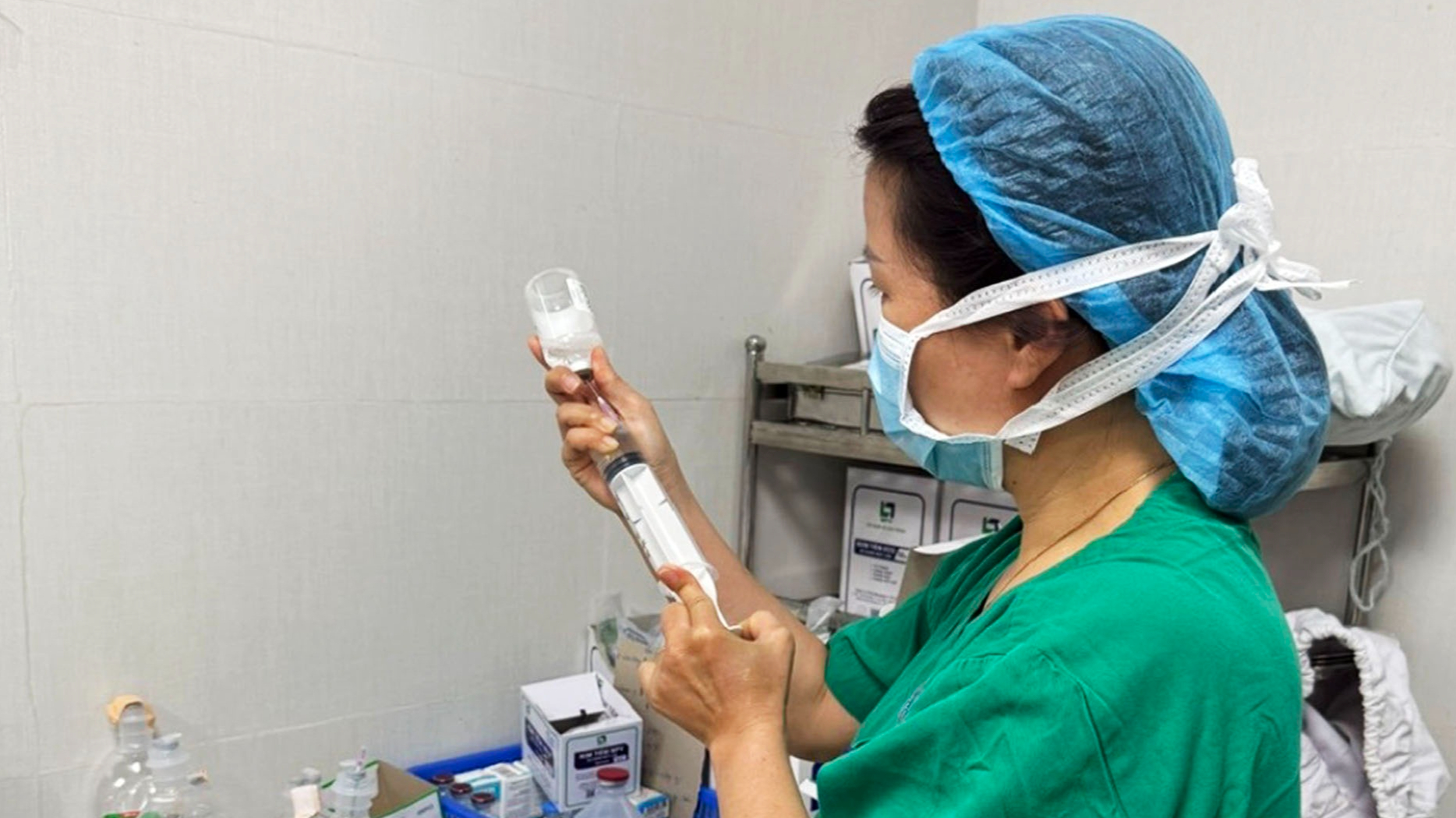 Ngộ độc chờ thuốc viện trợ từ nước ngoài: Tiến độ trung tâm trữ thuốc hiếm ra sao? - Ảnh 3.