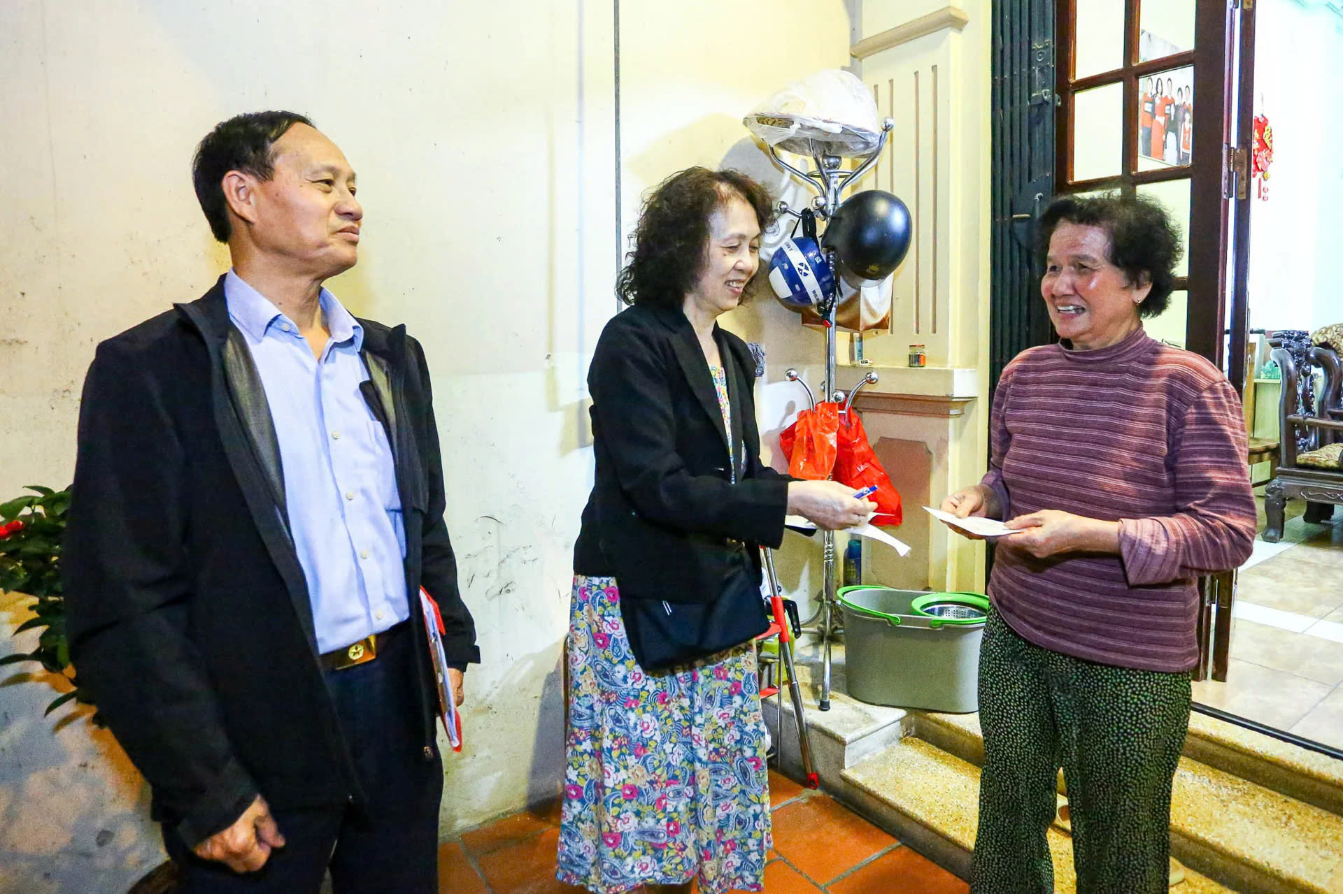 Không khí chuẩn bị bầu cử Quốc hội 2026 tại Hà Nội rộn ràng và sôi động - Ảnh 9.