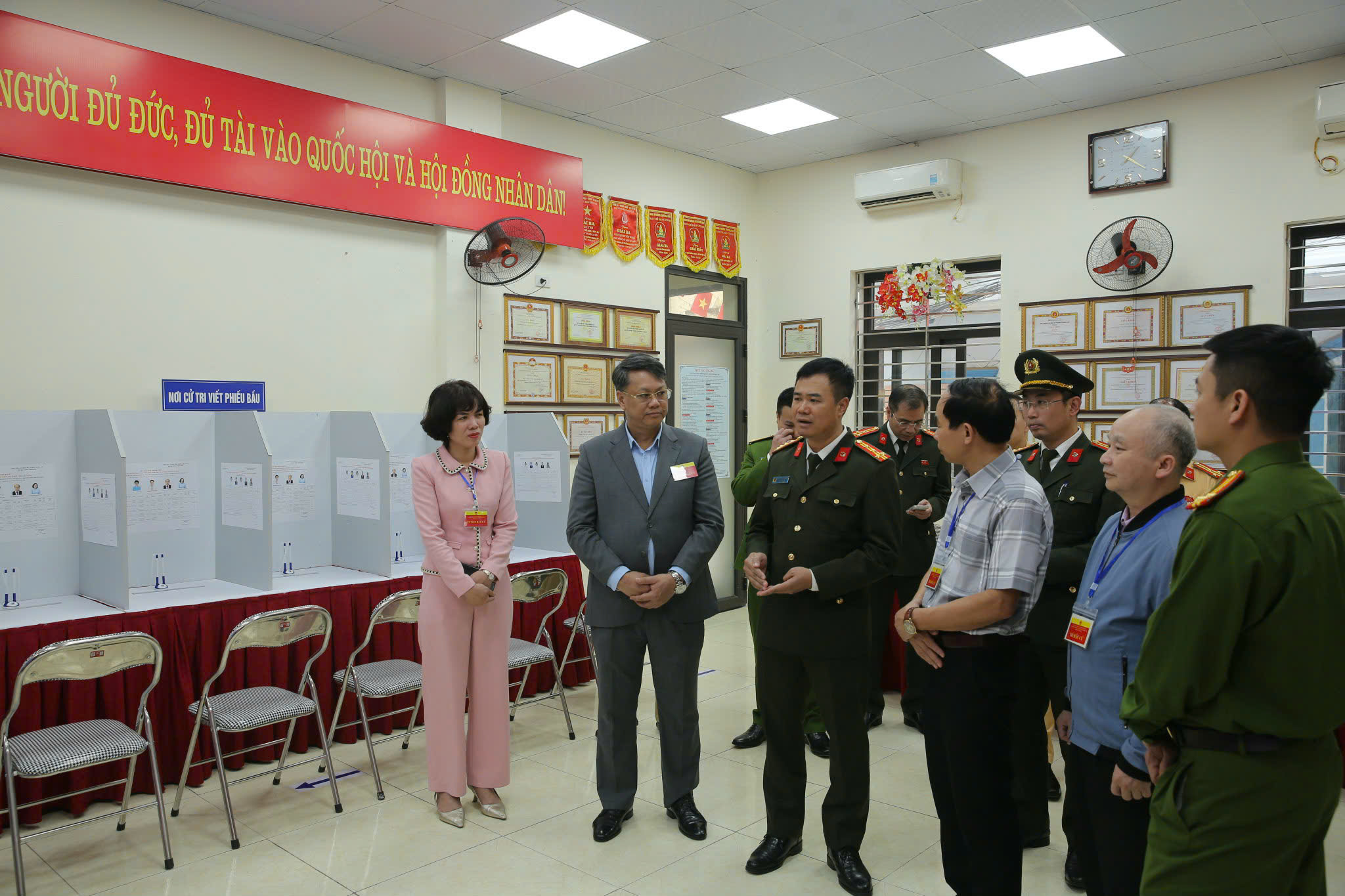 Không khí chuẩn bị bầu cử Quốc hội 2026 tại Hà Nội rộn ràng và sôi động - Ảnh 13.