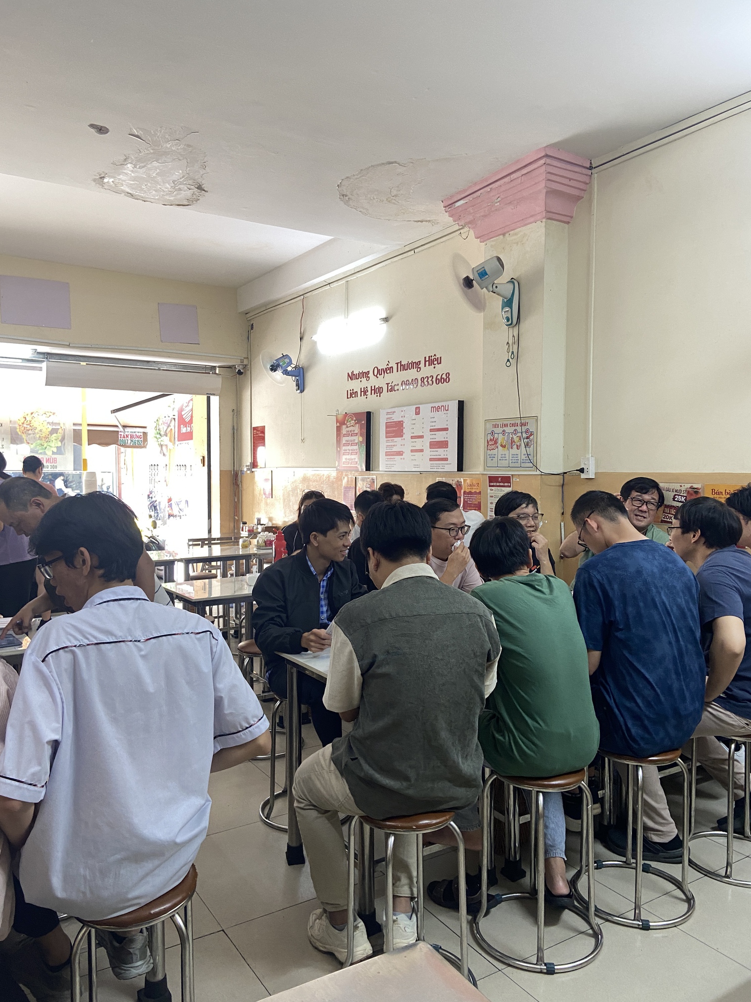 Giữa lúc nhiều quán ăn rục rịch tăng giá vì xăng tăng, quán bún bò này ở TP.HCM lại gây chú ý vì tấm biển nhỏ- Ảnh 4.