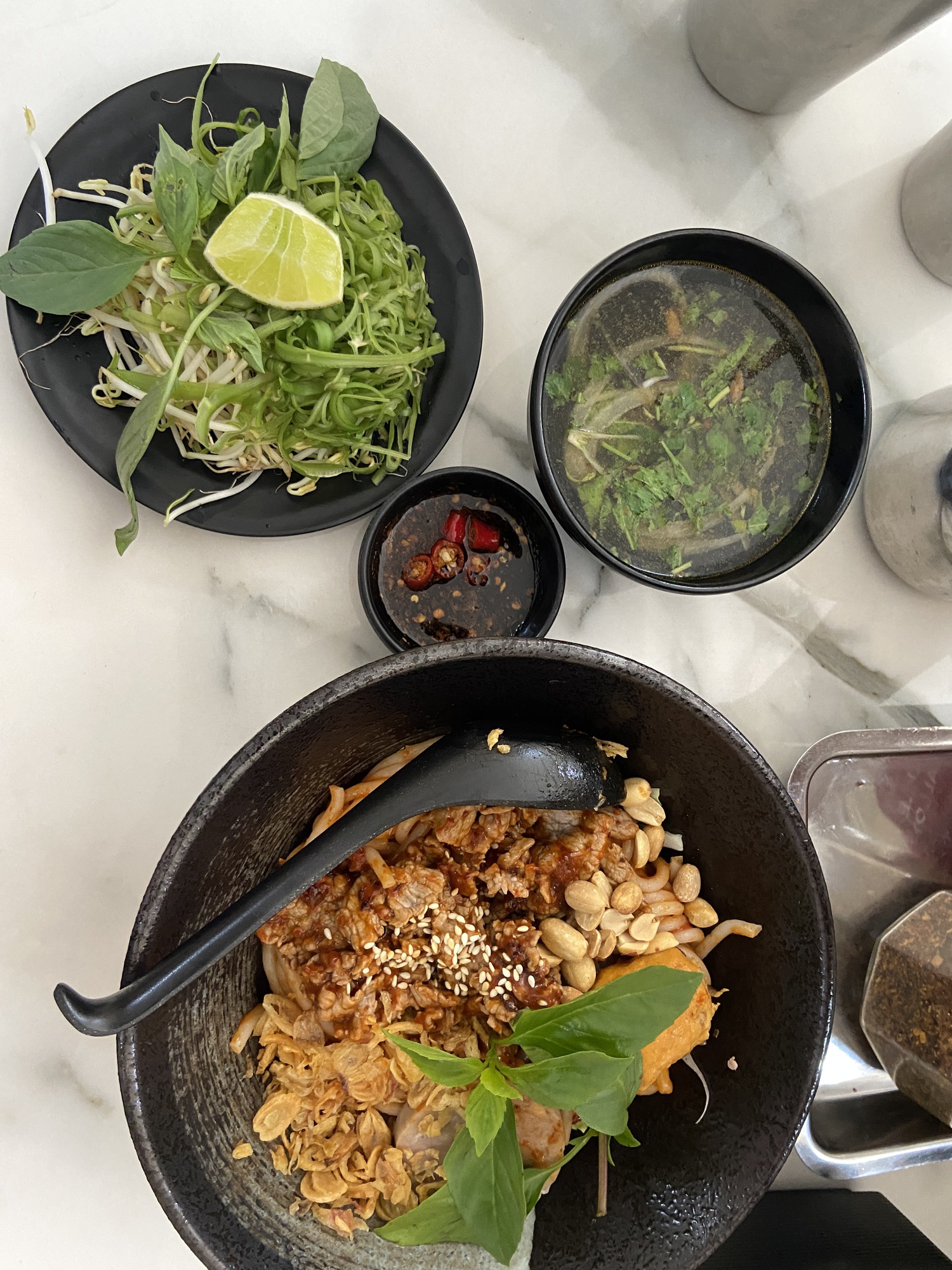 Giữa lúc nhiều quán ăn rục rịch tăng giá vì xăng tăng, quán bún bò này ở TP.HCM lại gây chú ý vì tấm biển nhỏ- Ảnh 5.