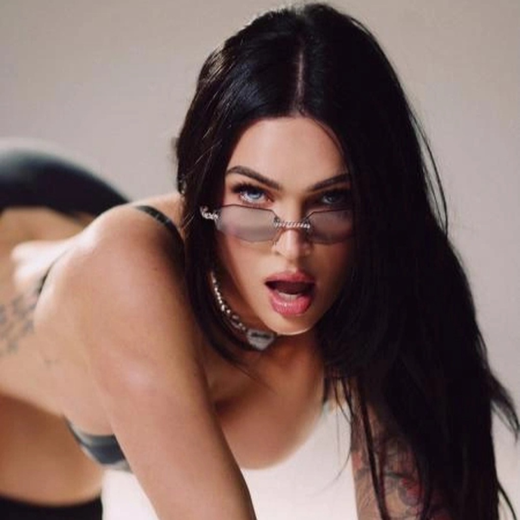 Đường cong rực lửa của “bom sex” Megan Fox - 2
