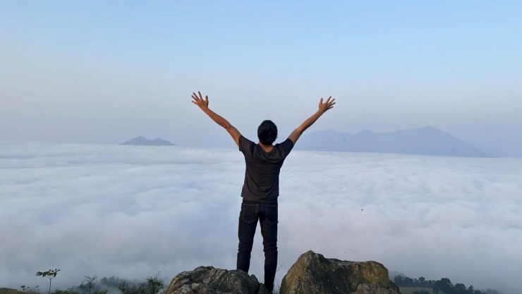 Dưới chân núi là những lớp mây trắng dày đặc. Ảnh: Lương Thị