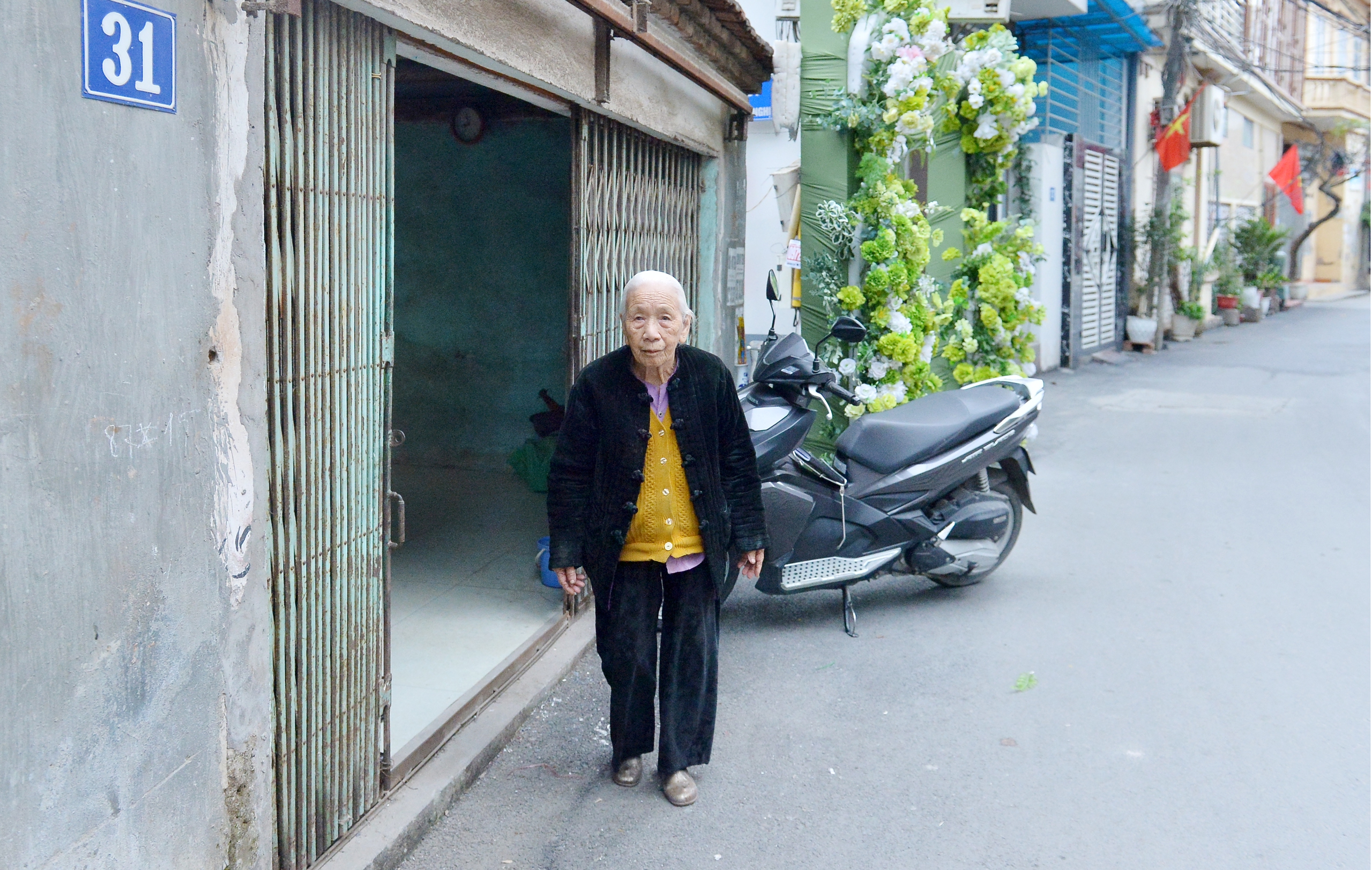 Cử tri 104 tuổi ở Hà Nội quyết chống gậy đi bỏ phiếu ngày bầu cử- Ảnh 3.