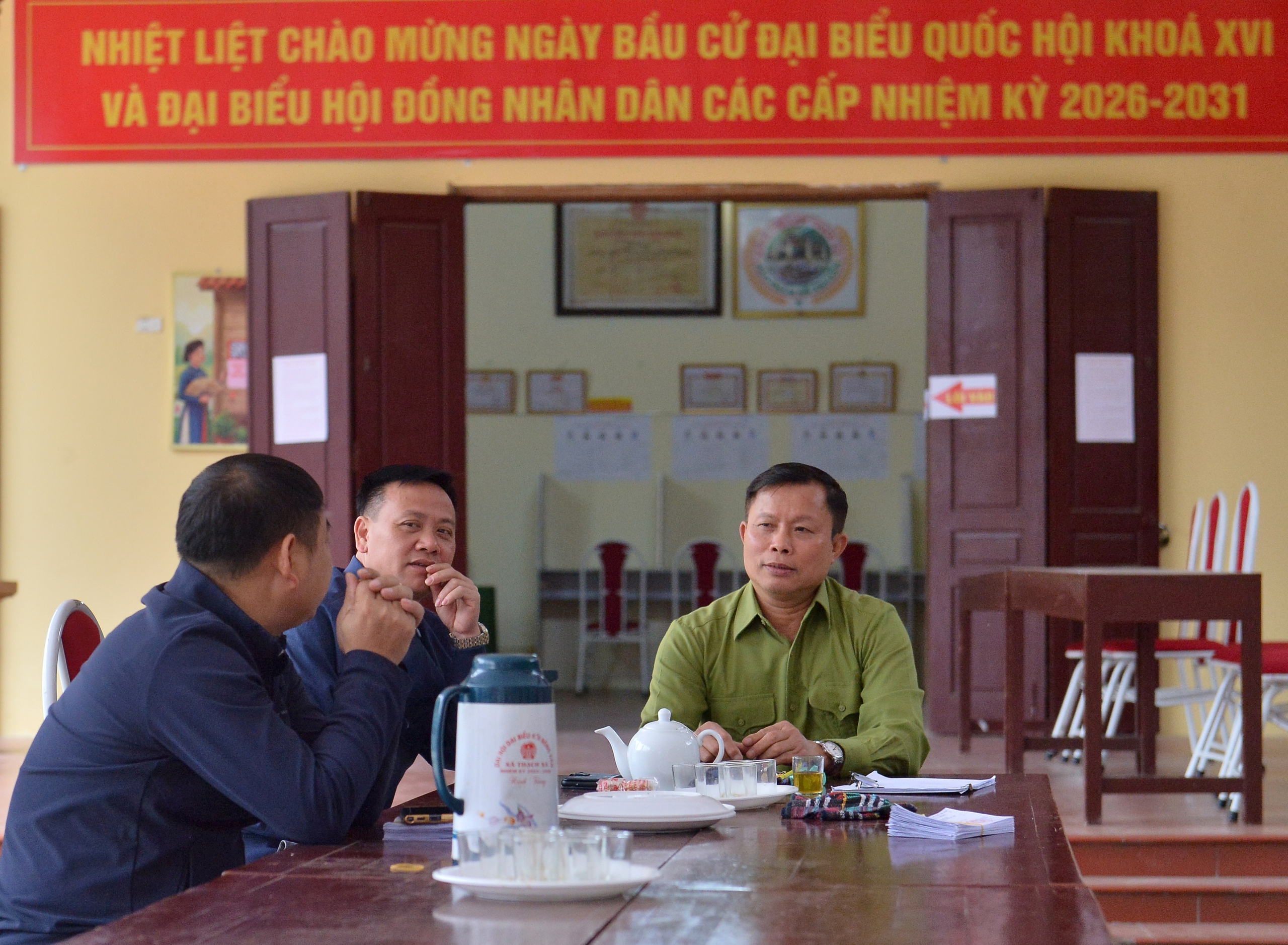 Cử tri 104 tuổi ở Hà Nội quyết chống gậy đi bỏ phiếu ngày bầu cử- Ảnh 9.