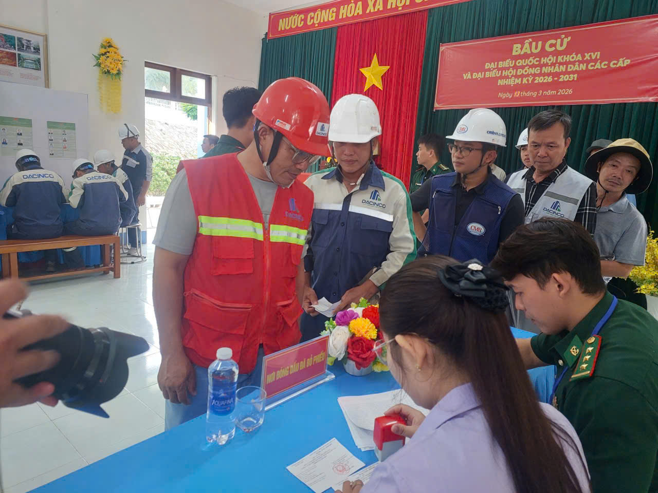 Bầu cử Quốc Hội: Cử tri Hòn Chuối, Hòn Khoai vượt sóng bỏ phiếu sớm - Ảnh 5.