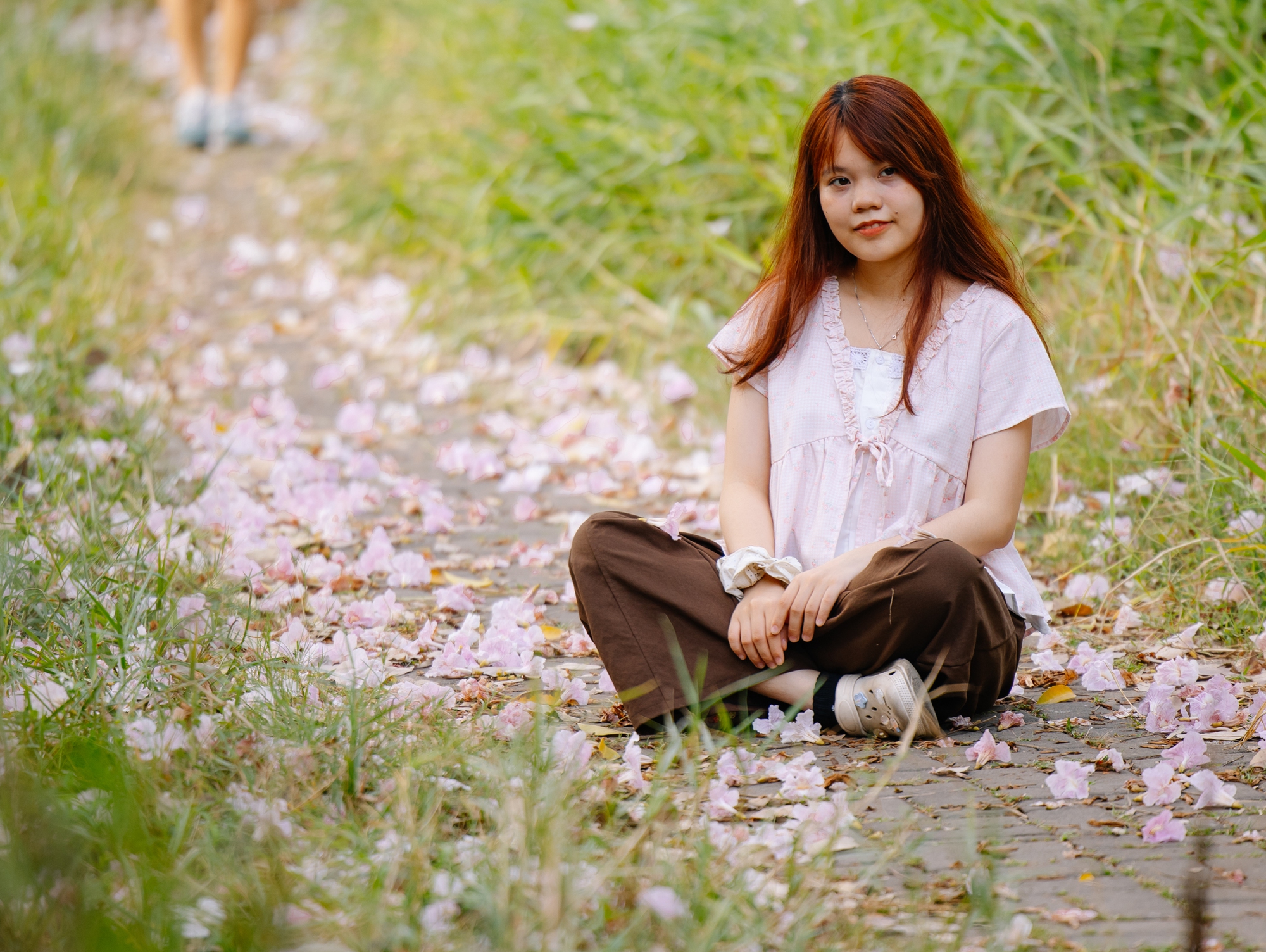 Giữa cái nắng gắt ở TP.HCM, dân tình đồng loạt đi chậm lại ngắm hàng kèn hồng hiếm hoi trong năm- Ảnh 9.