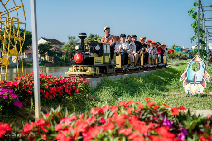 Trẻ em thích thú trải nghiệm các hoạt động tại nông trại. Ảnh: Vạn An