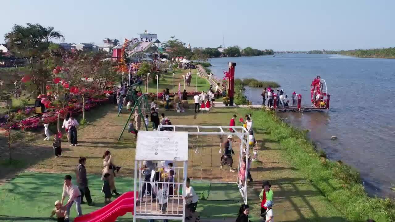 Chàng trai biến vùng sình lầy thành điểm du lịch