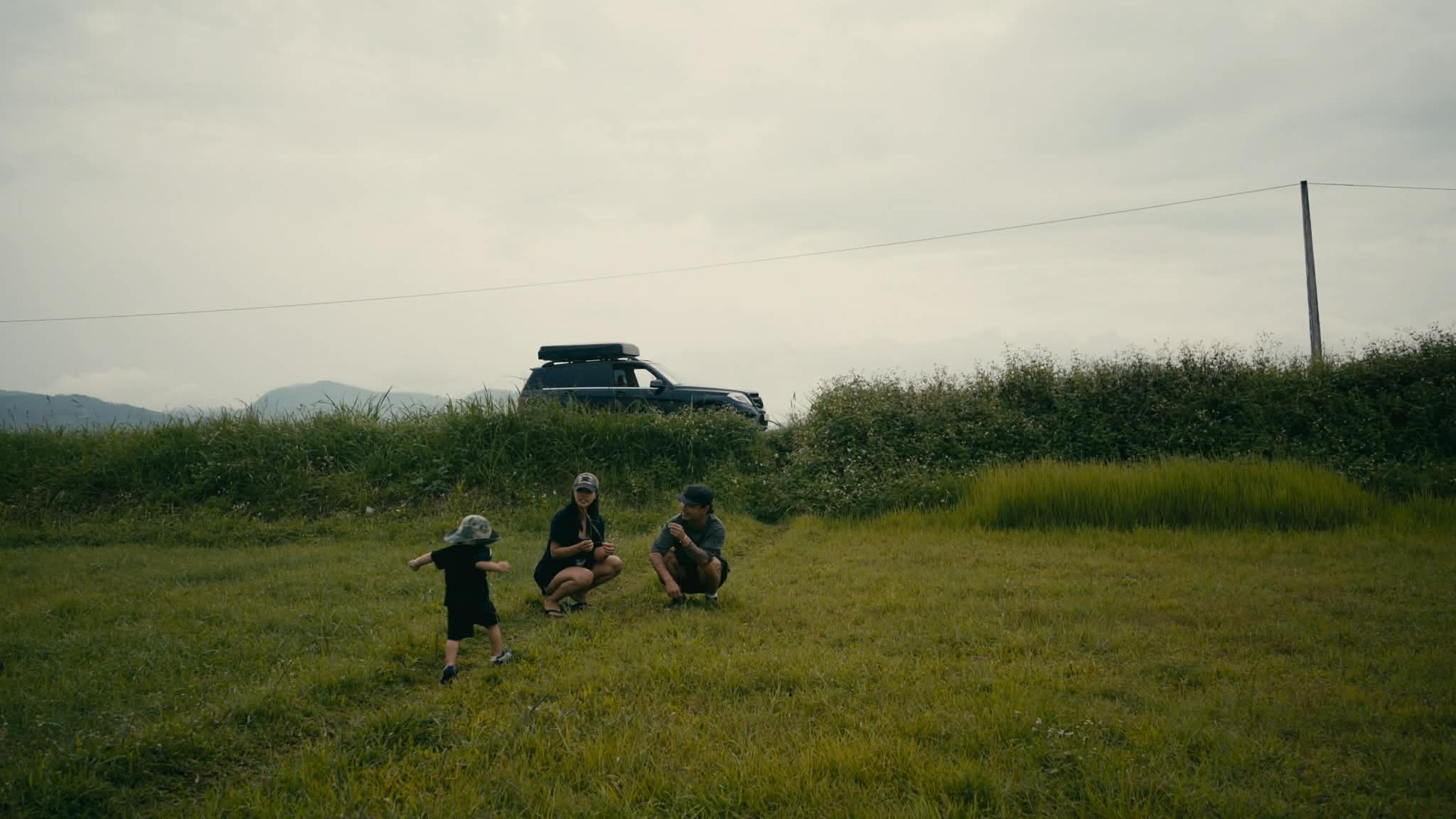 Gia đình lái Mercedes rong ruổi 4.000km và trải nghiệm hố vôi xe Đức cũ - 2