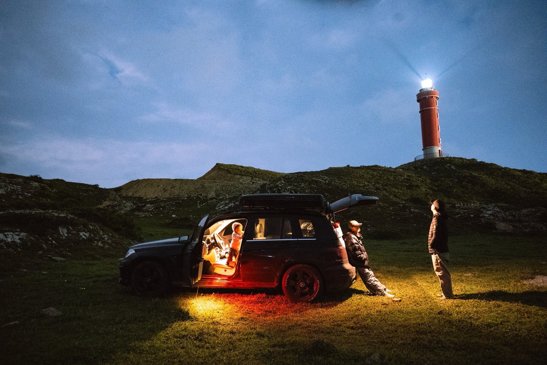 Gia đình lái Mercedes rong ruổi 4.000km và trải nghiệm hố vôi xe Đức cũ - 3