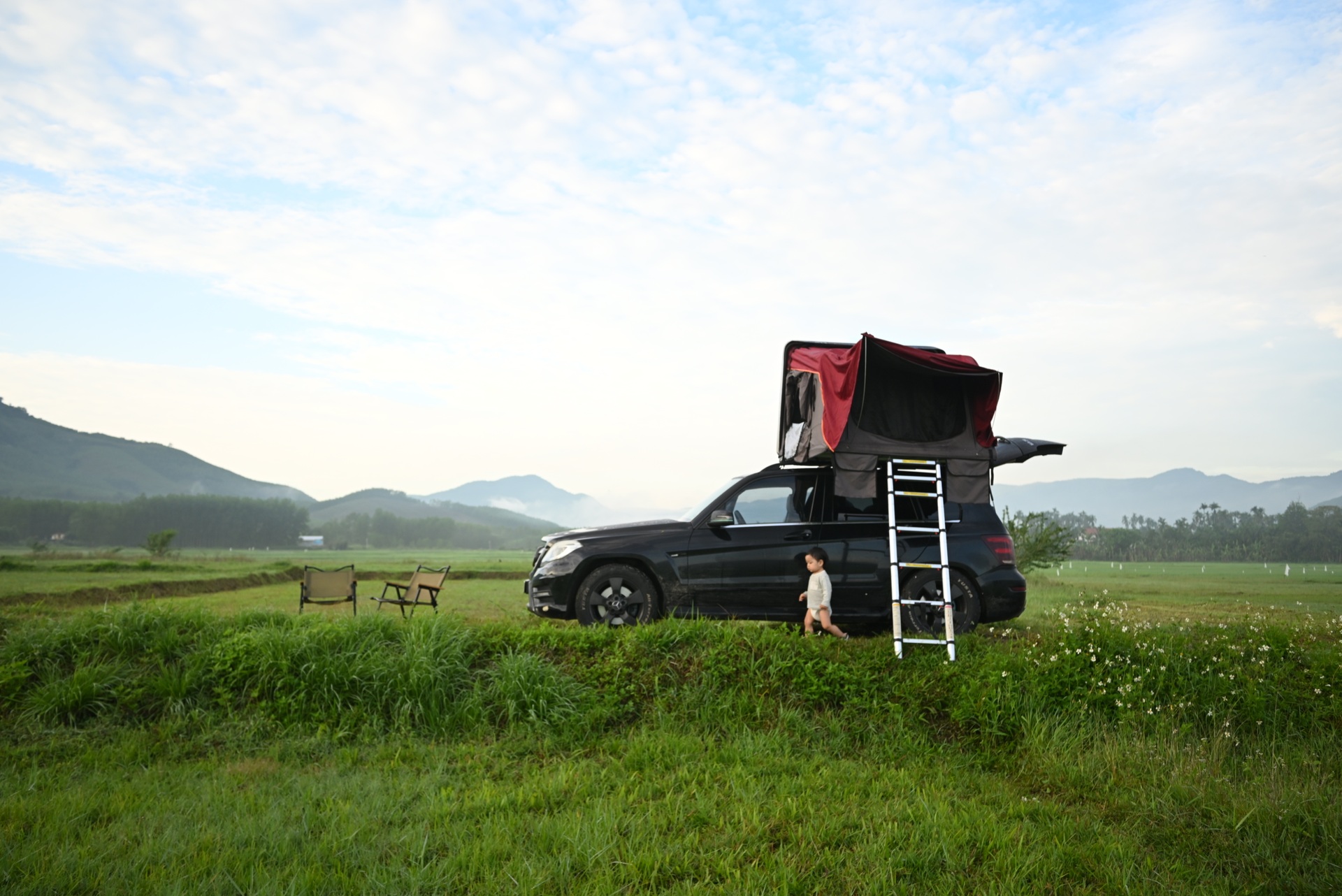 Gia đình lái Mercedes rong ruổi 4.000km và trải nghiệm hố vôi xe Đức cũ - 8